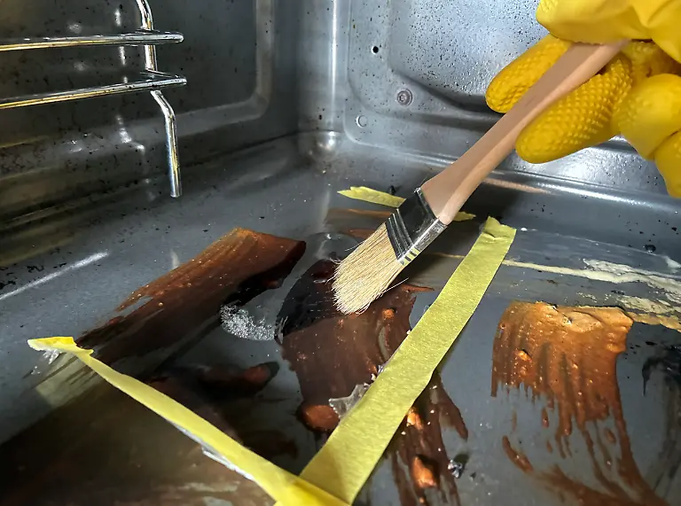 Anwendung Backofenreiniger von hauszauber mit Pinsel